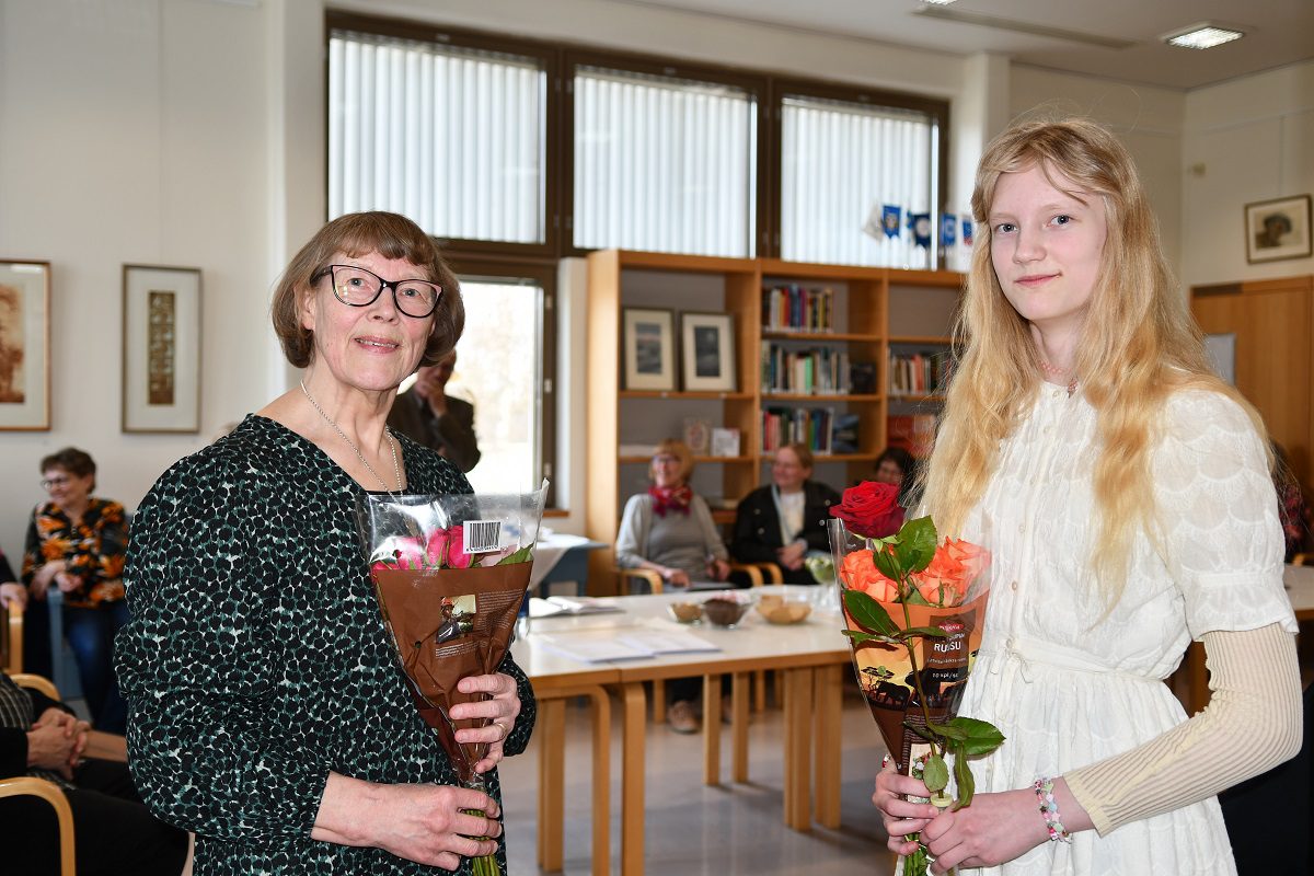 Sinella (vas.) ja Vilma Saari toivat taidettaan Alajärven kirjastoon. Mummulla ja Vilmalla on ikäeroa 60 vuotta, mutta rakkaus kuvataiteeseen yhdistää.