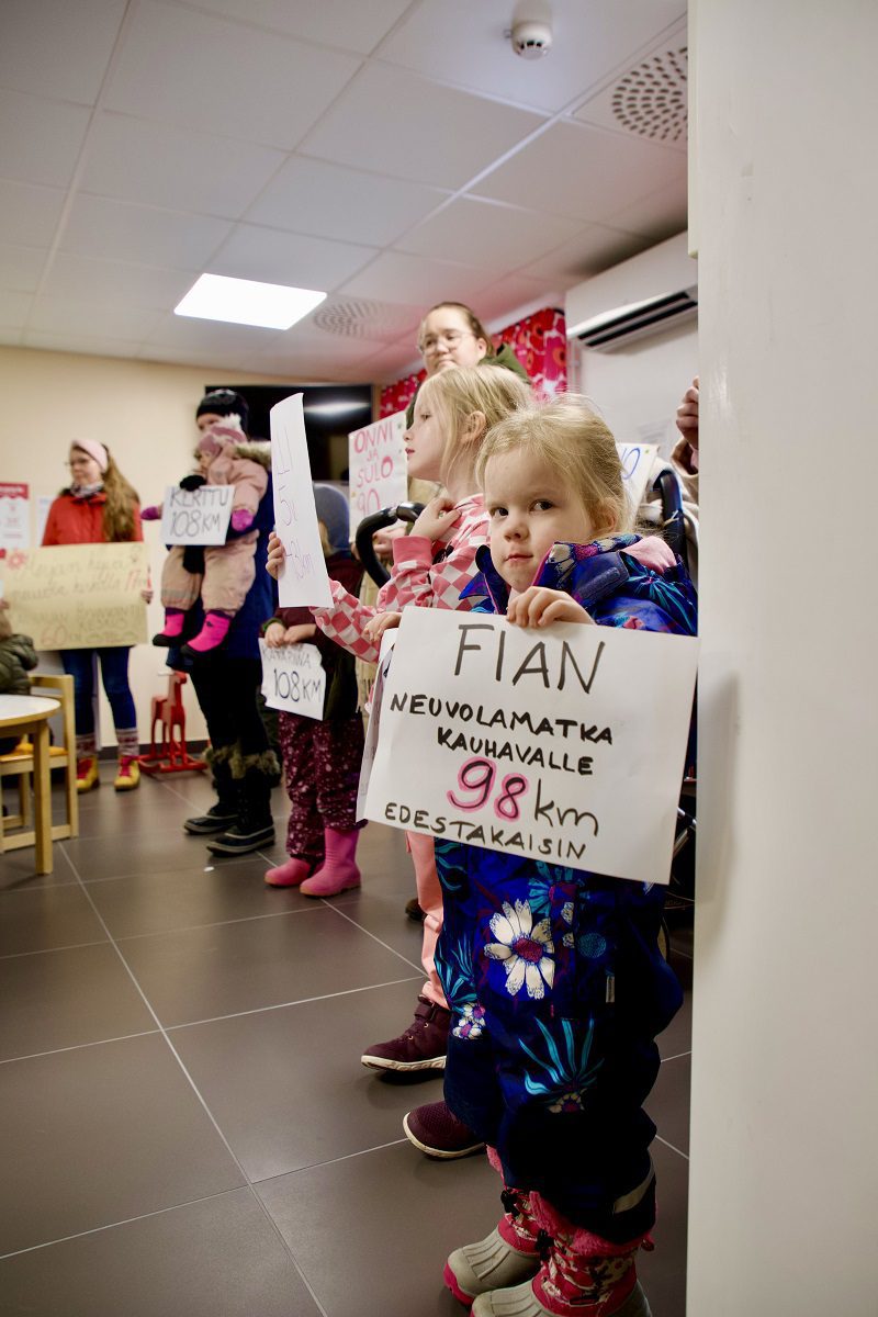 Mukana olleilla lapsilla oli käsissään kerrottavaa. Neuvolapalveluiden siirtäminen toisi jokaisen lapsen neuvolamatkaan runsaasti kilometrejä lisää.