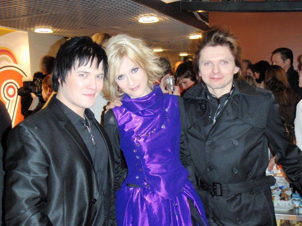 Janne Pihlajaharju (oik.), Harriet Hägglund ja Tony Turunen Suomen euroviisufinaalissa 2009. Kuva Pihlajaharjulta.