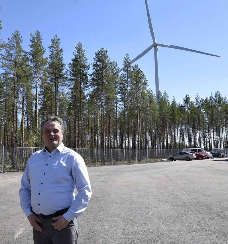 Ainonen & turbiini_pysty: –Saamme olla ylpeitä siitä mitä olemme saaneet aikaan, iloitsee Louhukankaan ja Möksyn tuulivoimapuiston rakentamisesta vastaava johtaja Petri Ainonen.