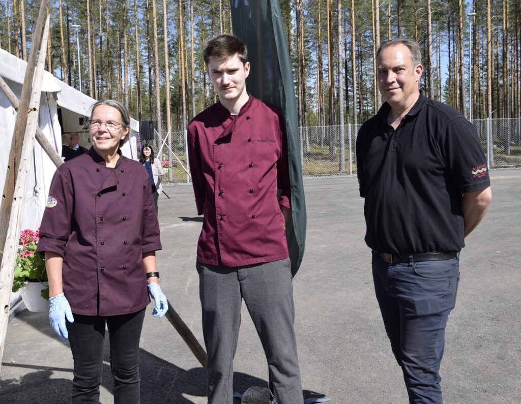 Tilaisuuden tarjoilusta vastasivat alajärveläisen Punaisen Tuvan Viinitilan Sisko Keijonen, Roope Linna ja Jussi Keijonen.