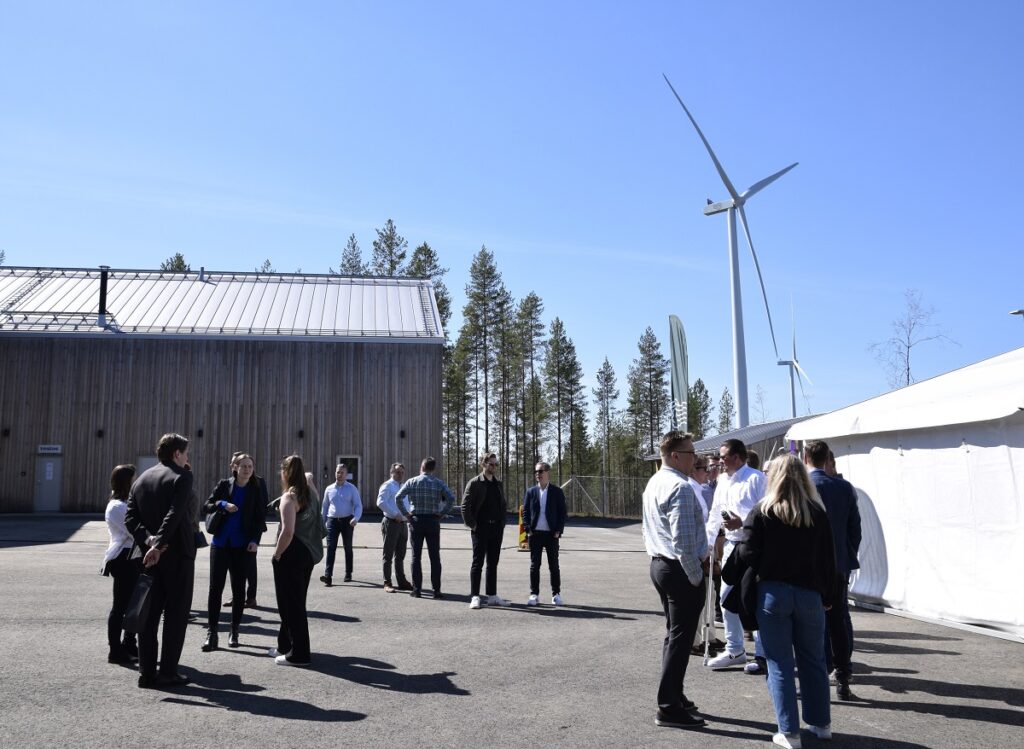 Louhukankaan avajaistilaisuutta vietettiin aurinkoisessa säässä turbiinien juurella.