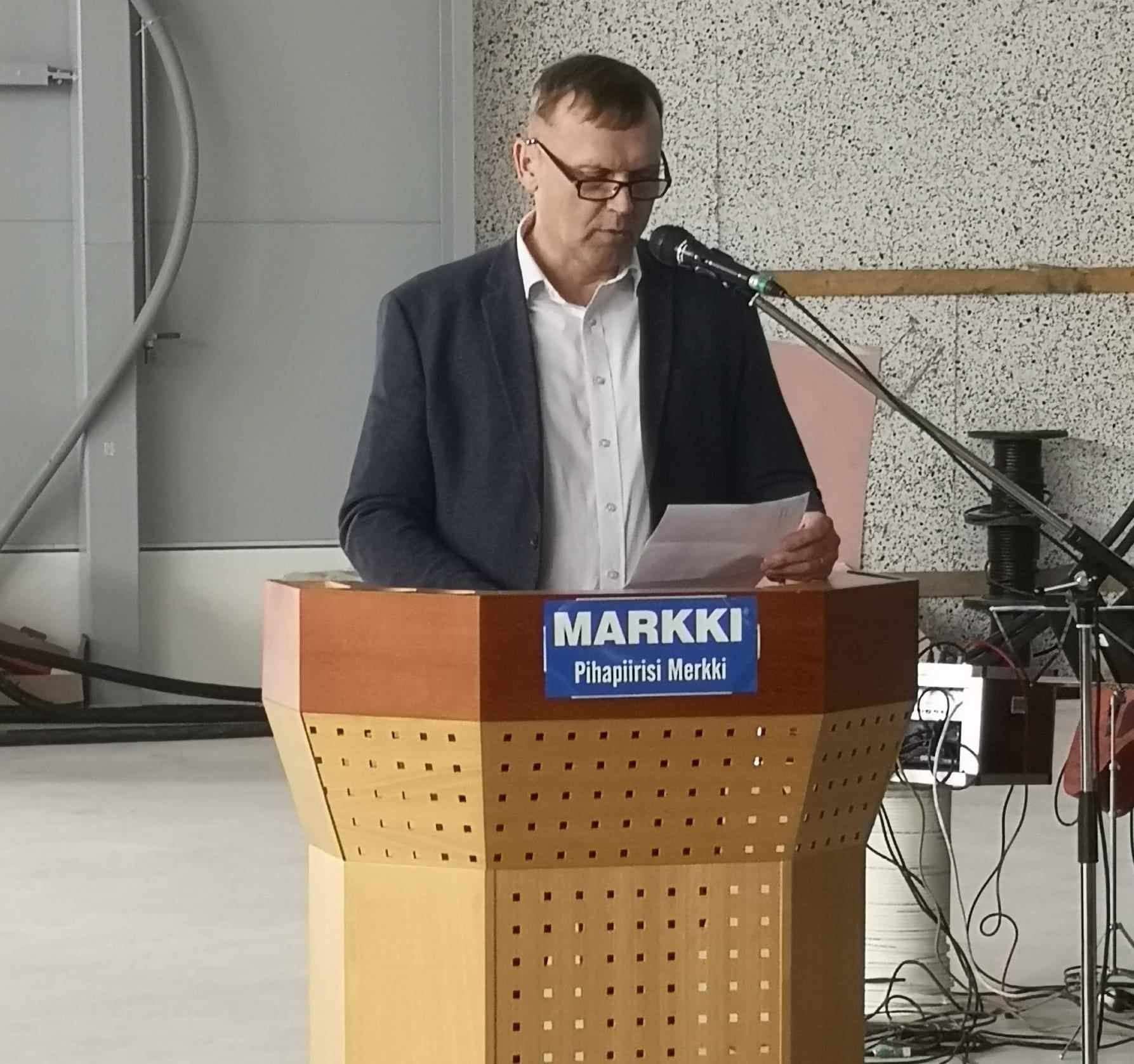 Hannu Ristaniemi toivotti väen tervetulleeksi Markki Oy:n uuden hallin avajaisissa.