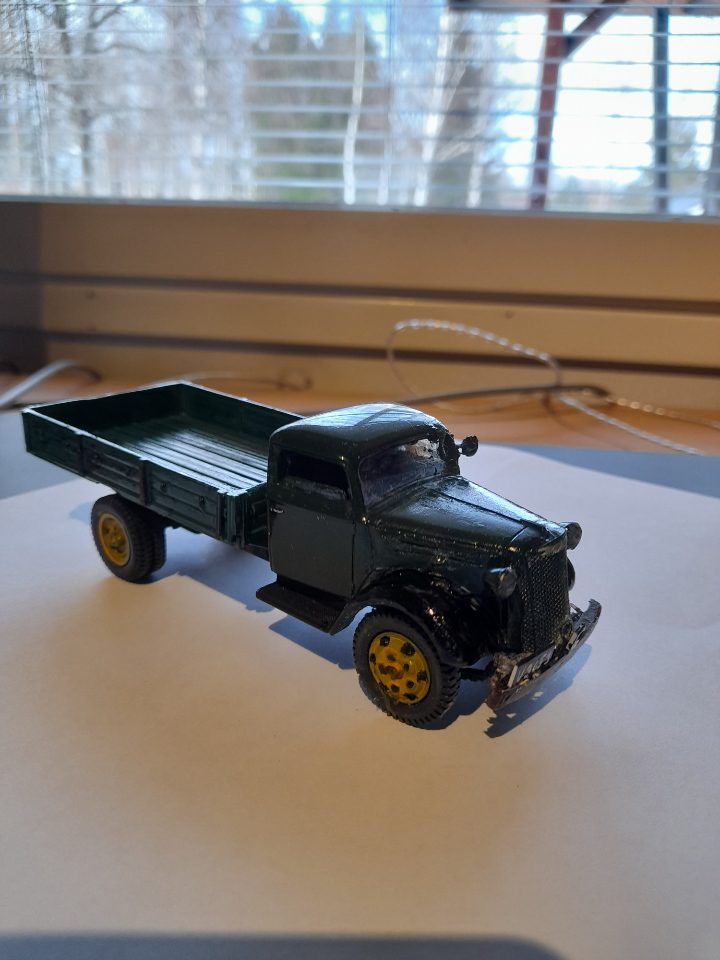 Kuvassa Tuomon rakentama pienoismalli Verner-vaarin Chevroletista. –Autosta on mukavia muistoja, olen itsekin lapsena leikkinyt sen irrotetussa ohjaamossa. Kuva Tuomolta.