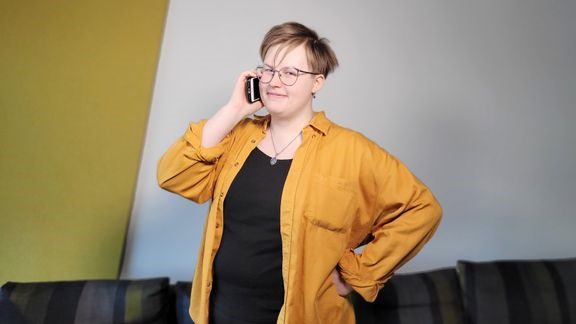 Kesäduunarineuvoja Vee Tirinen pitää tärkeänä, että nuorille tarjotaan matalan kynnyksen neuvontapalvelua, joka toimii tukena, kun he ottavat ensiaskeliaan työelämässä.