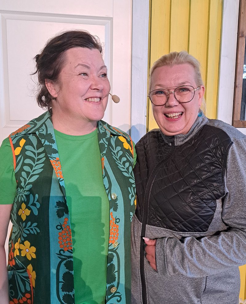 Elina Stirkkinen (vas.) ja Sari Siikander vastaavat käsikirjoituksesta ja Siikander ohjaa esityksen.