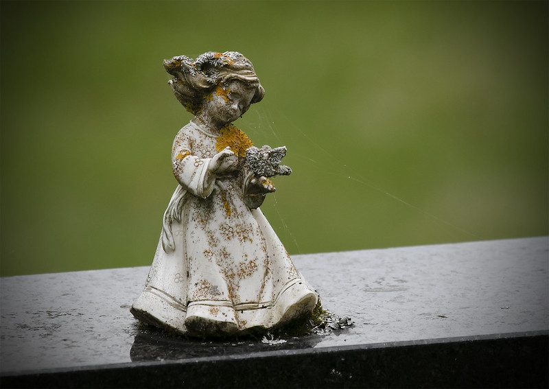 "Ahdistunut ihmislapsi huomaa, Jumala ei hylkää omiaan". kirjoittaa Tuula T. Haapoja runossaan.