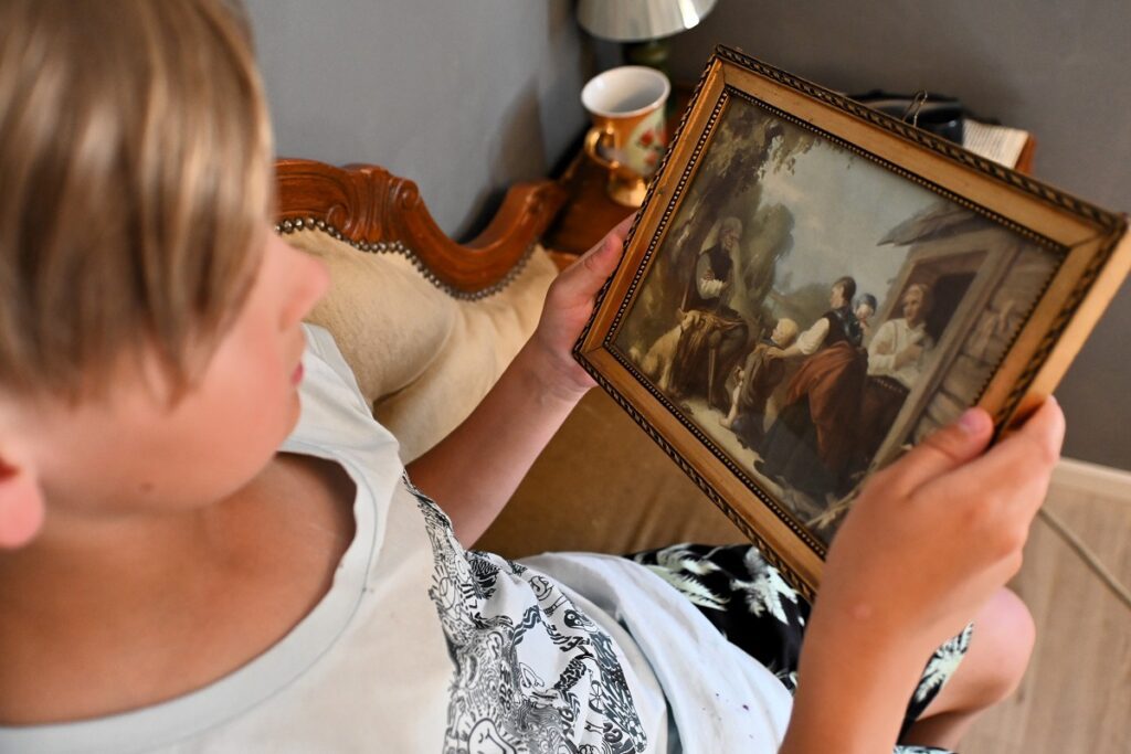 ina silloin tällöin tulee mielenkiintoinen taulu vastaan, joka on pakko saada. Kuva Alexandra Frosterus-Såltinin teoksesta Sotavanhus pojanpoikineen on yksi Elmerin hankinnoista. –Ihan kaikkea nykytaidetta en aina meinaa ymmärtää. Tykkään enemmän vanhoista tauluista, sanoo Elmeri.