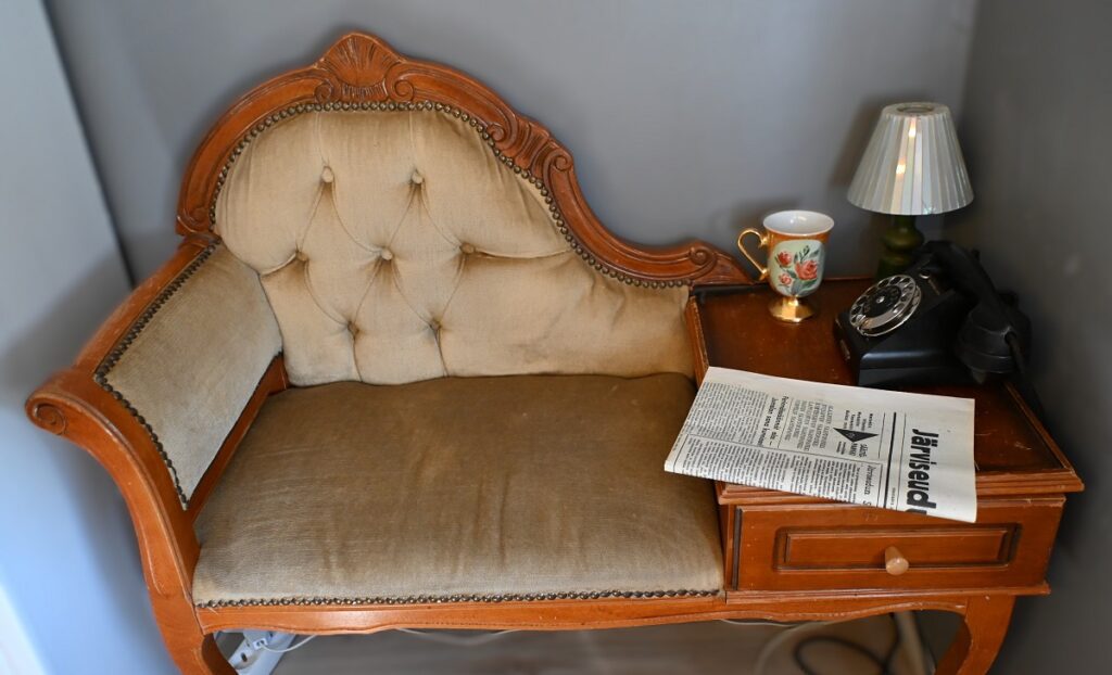 Lempilöytö kirpputorilta, puhelinpöytä.