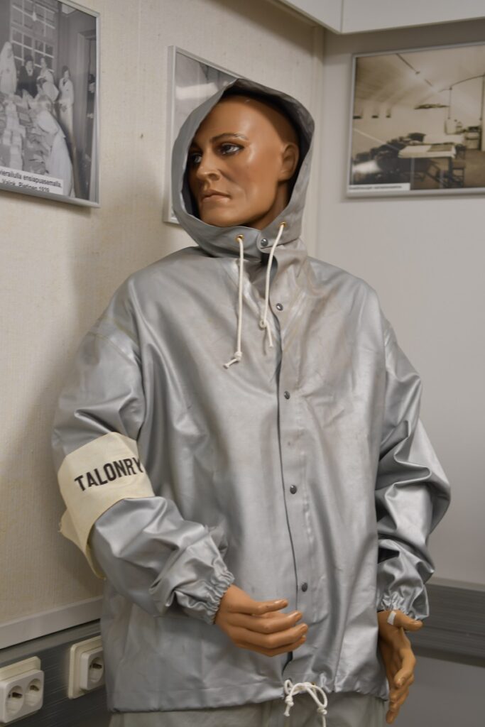 Suojapukumallia vuosikymmenten takaa.