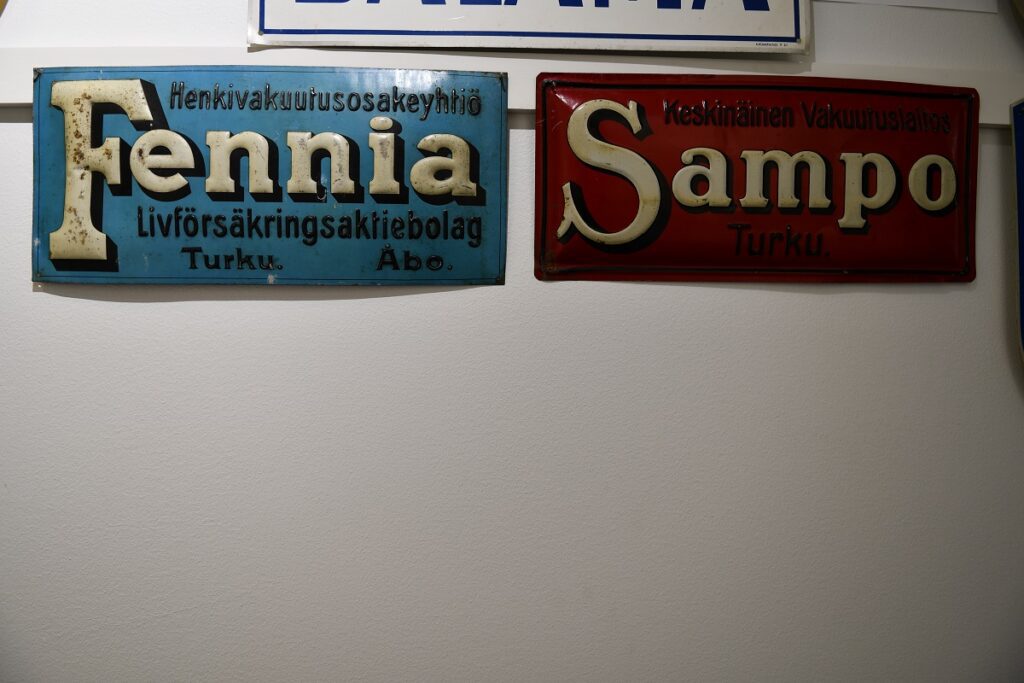 Mainoskylttejä 1920-luvulta.