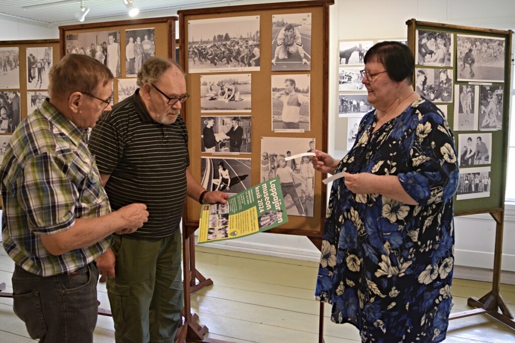 Yli 200 kuvan näyttelyä ovat olleet rakentamassa Lappajärvi-seuran johtokunnan jäsenet. Urpo Purola (keskellä) esittelee Kalevi Pölöselle (vas.) ja Tuija Aholalle juuri painosta tullutta museon mainosta.