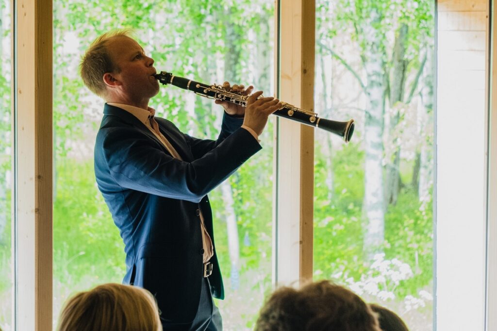 Klarinetisti Lauri Sallinen kylätalo Puuhissa