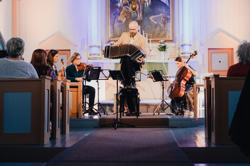 thumbnail_Päätöskonsertin tunnelmissa viulistit Hanna Parviainen, Abel Puustinen, sellisti Juuli Holma sekä bandoneonisti Henrik Sandås, kuvaaja Eemeli Nättinen