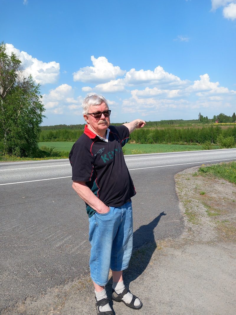 Seppo Kivijärvi osoittaa kotinsa pihalla suuntaa, mihin Kvarnbackenin tuulivoimalat sijoittuisivat ja näkyisivät tähän kohtaan kaikki kokonaan.