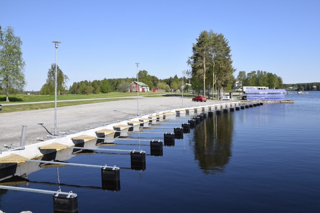 Sataman rannanpuoleiset rakenteet ovat lähes valmiit. Tulossa oleva asfaltoitu parkkipaikka parkkiruutuineen kruunaa sataman ilmeen.