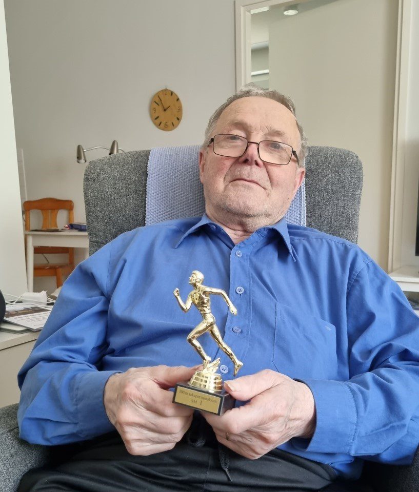 Kauno Anttila kädessään palkinto Suomen mestaruudesta Lappajärvellä, jonka hän on voittanut takaperinjuoksukilpailussa. –Vuosilukua en enää muista, kertoo Kauno. Kuva Raililta.