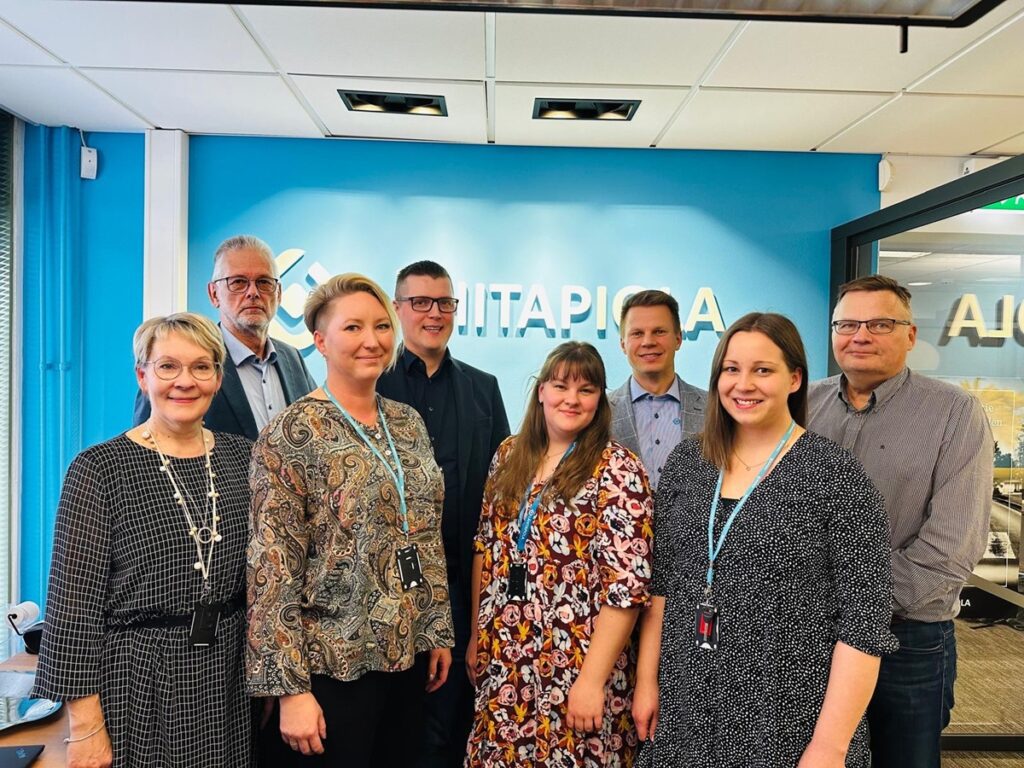 Kari Niemelä on kiertänyt syksyn aikana LähiTapiolan toimipisteitä. Aiemmin syksyllä hän vieraili myös Alajärven konttorilla. Kuva: LähiTapiola.