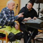 Heikki Valijoen lahjoitukseen kuuluu myös perehdytys laitteiden toimintakuntoon saattamiseen sekä niiden käyttöön. Kuvassa Heikki Valijoki ja Sanna Kivimäki.