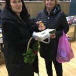 Maria Riiho on tullut Seinäjoelta anoppilaan ja myyjäisiin. Hän kehuu vuolaasti Evijärveä ja paikkakuntalaisia. Marian anoppi Seija Jokisuulle joulumyyjäiset ovat perinne, jonne tullaan tapaamaan tuttuja. Ostettuna on jo joulukranssi.