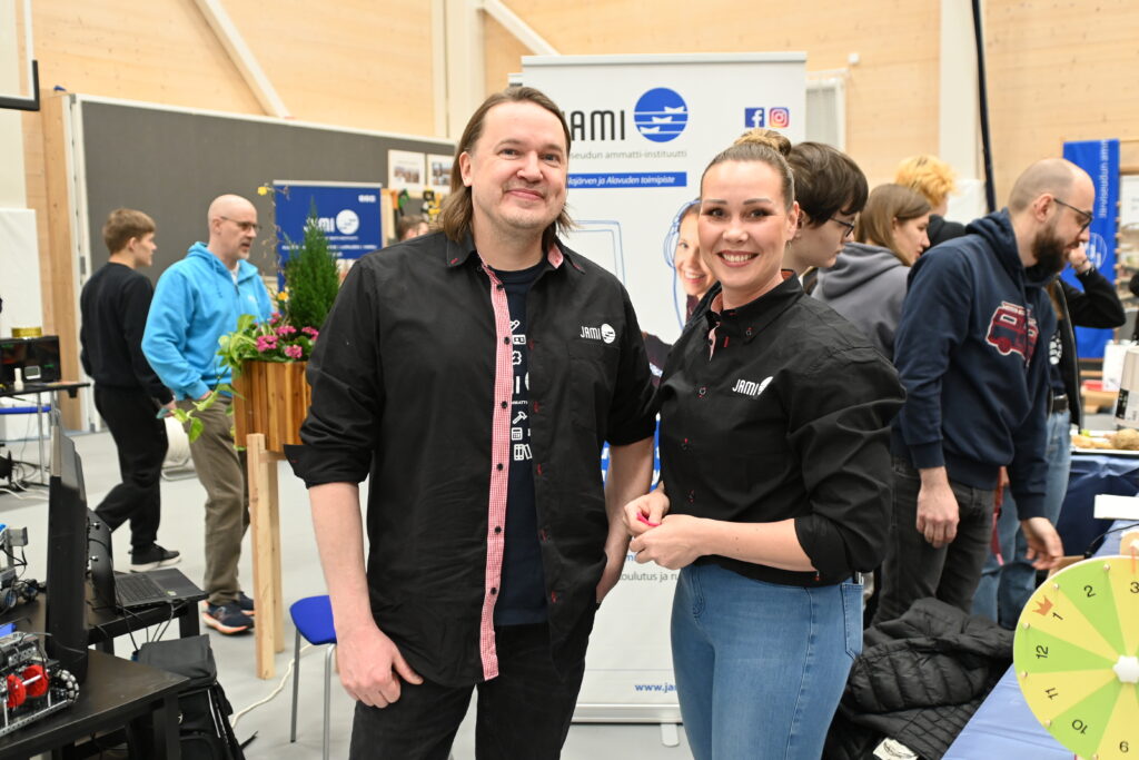 Jamin pisteellä riitti kuhinaa Ready 4 Life -messuilla torstaina. Jenni Hyyppä kuvassa oikealla, vasemmalla Jamin Robometal-hankkeessa työskentelevä Jaakko Joensuu.