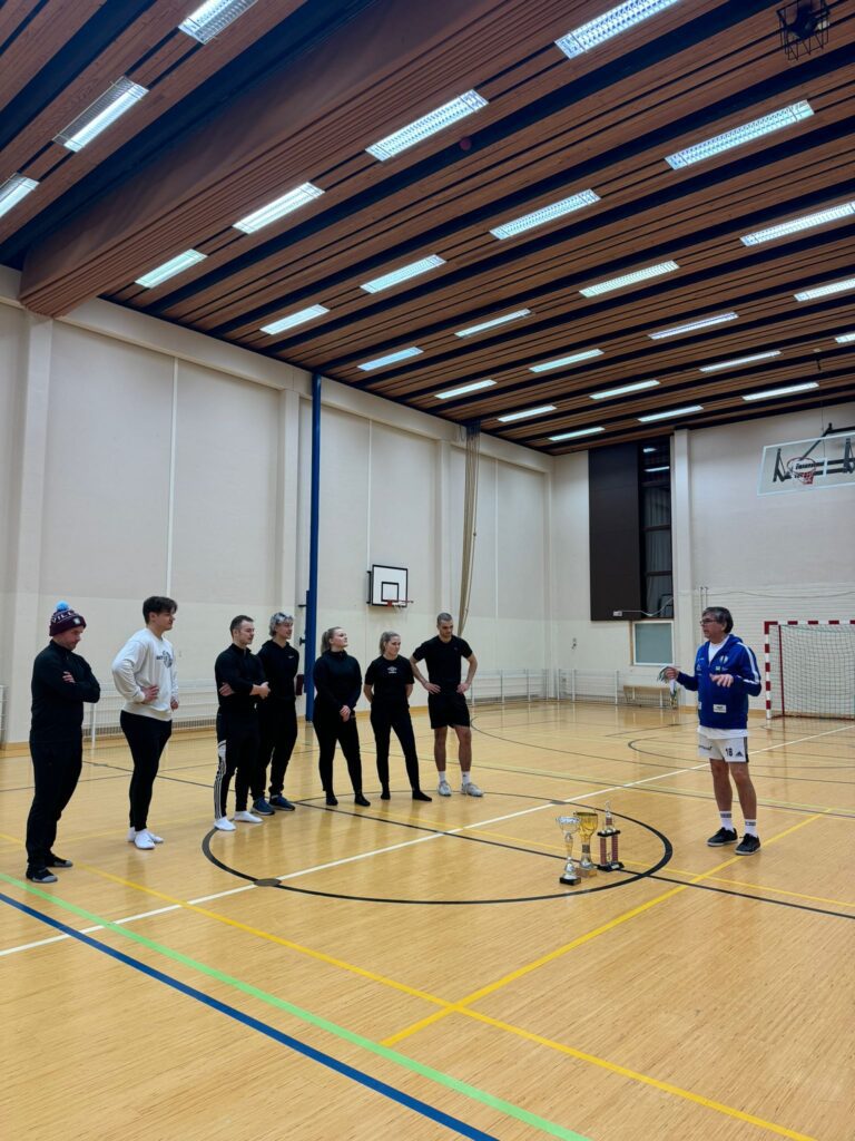 Jouni Mattila (oik.) jakoi Kinkku sulaa -turnauksen palkinnot.