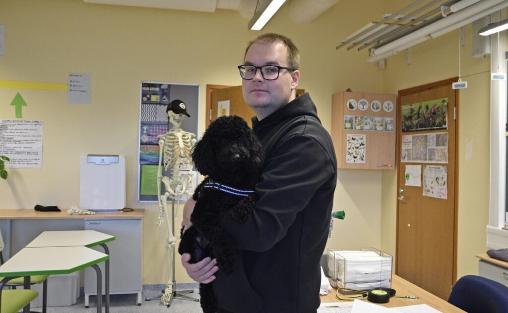 Opettaja Markus Mäenpää ja koulukoira Tupla ovat odotettu pari Lappajärven yhteiskoululla ja lukiolla. –Oppilaat tykkäävät Tuplasta. He kysyvät viikoittain, milloin Tupla taas tulee kouluun ja käyvät välituntisin tervehtimässä.