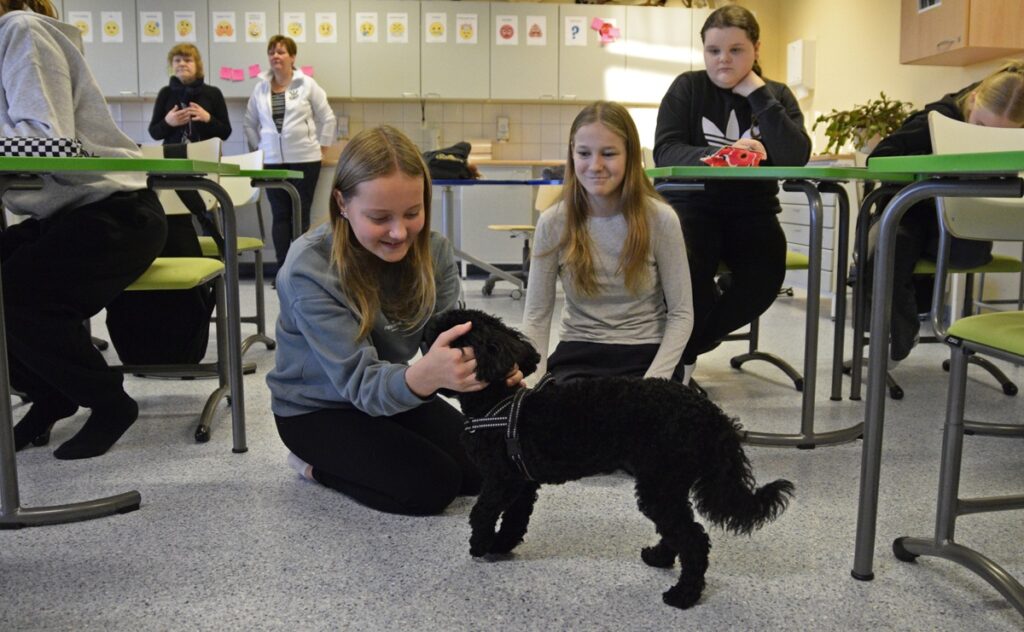 Amanda Hernesniemi (vas.) ja Moona Lammi pitävät taukoa tehtävien teossa Tuplaa rapsuttaen.