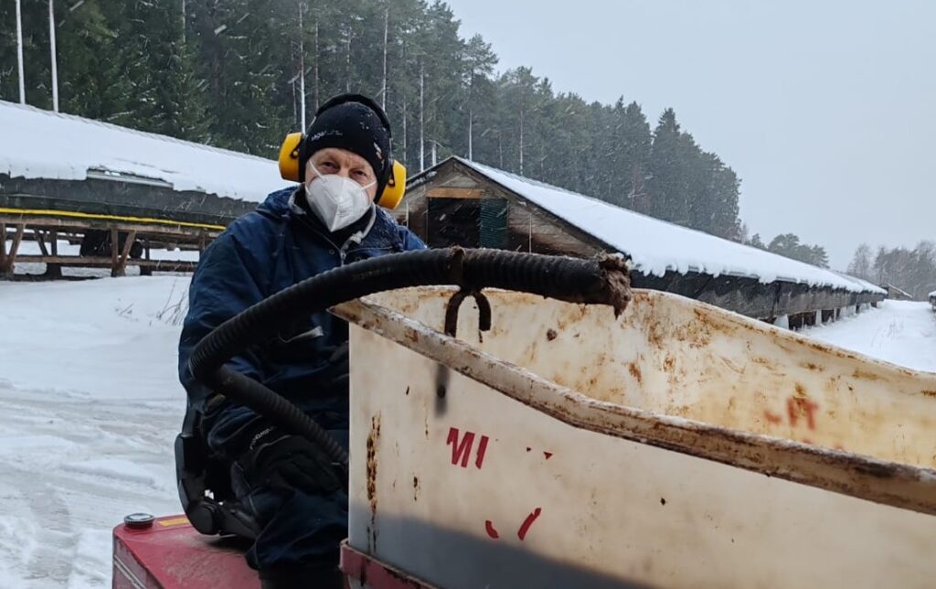 Jorma Eilonen kertoo, että tarhalla ollaan lähellä luontoa. Jänis saattaa tulla talvella aidan sisälle turvaan ja orava hakee keväällä itsensä kokoisia turkispalloja pesän vuoraamiseen. Työtä tehdessä voi seurata luonnon kiertokulkua. Siinä eivät hajuhaitatkaan niin häiritse. Kuva Eilosen albumista.