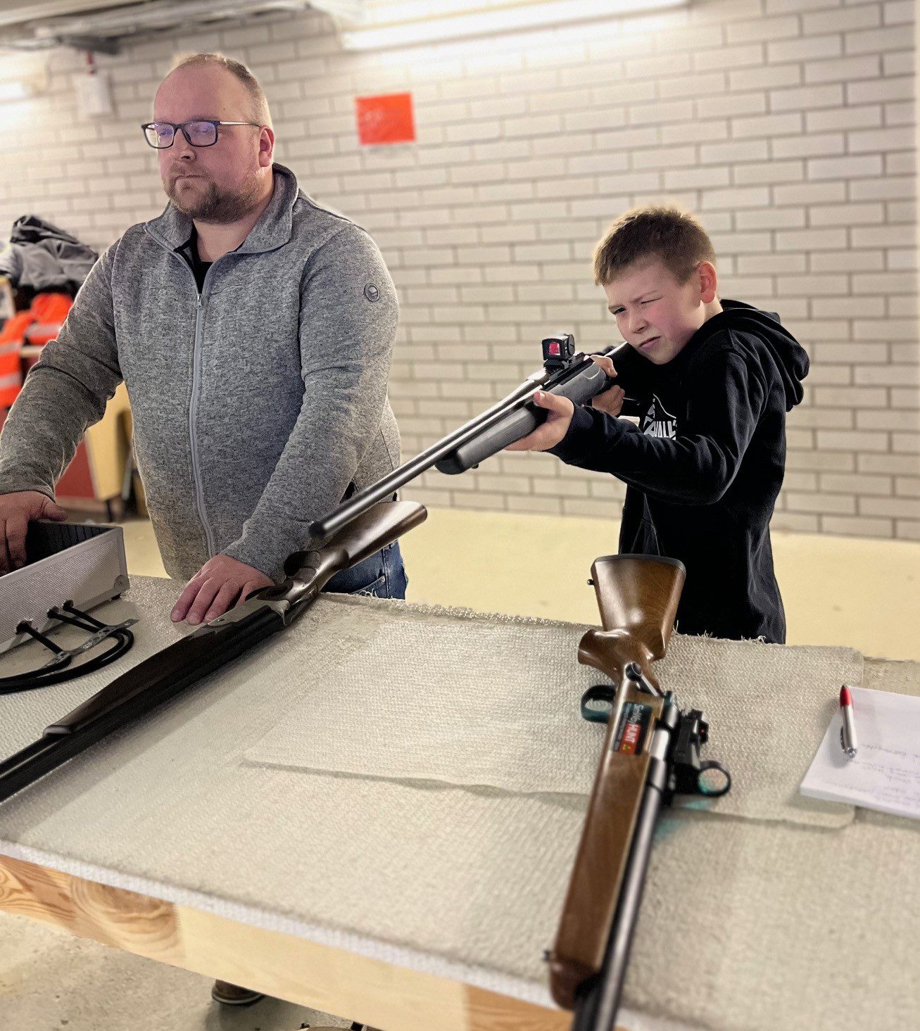 Ammuntavuorossa on Aleksi Övermark ja Hannu Vesala seuraa vierestä suoritusta.