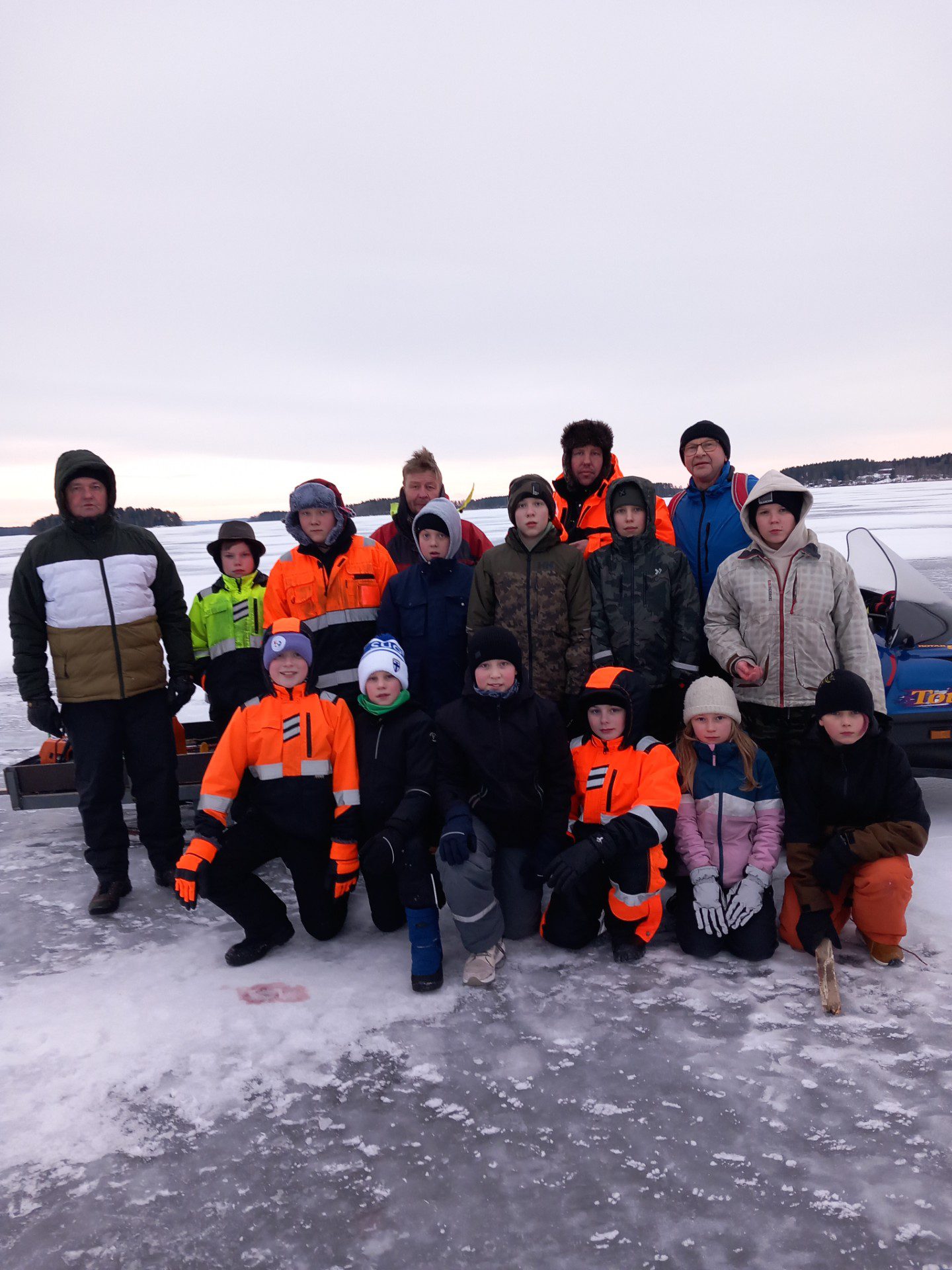 Retkeilykerho yhteiskuvassa.