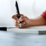 Aapiskujan koulun oppilaat kirjoittivat ylös nuorison käyttämiä trendisanoja.