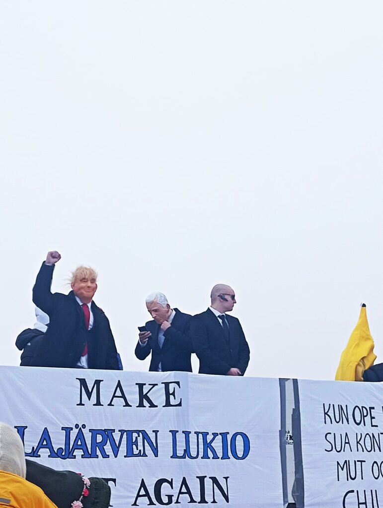 Yhdysvaltojen tuore presidentti Donald Trump turvamiehineen nähtiin Alajärven abien mukana. Kuva: Sanja Hosionaho.