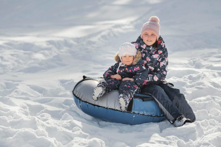 Laskiaista vietettiin aiempina vuosikymmeninä paljon nykyistä monimuotoisemmin. Kuva: Freepik.