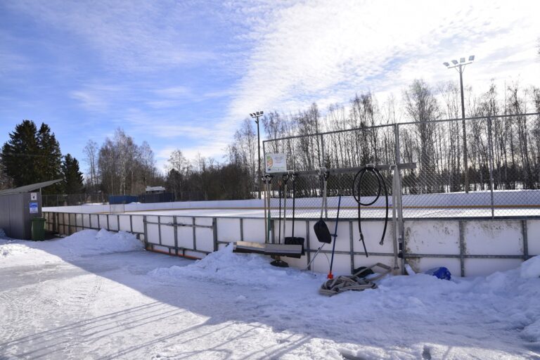 Järviseudulla kunnat tarjoavat harrastusmahdollisuuksia ylläpitämällä ulkoliikuntapaikkoja. Vimpelissä kunta hoitaa talvisin kolmea jääaluetta. Arkistokuva: Johanna Korkea-aho.