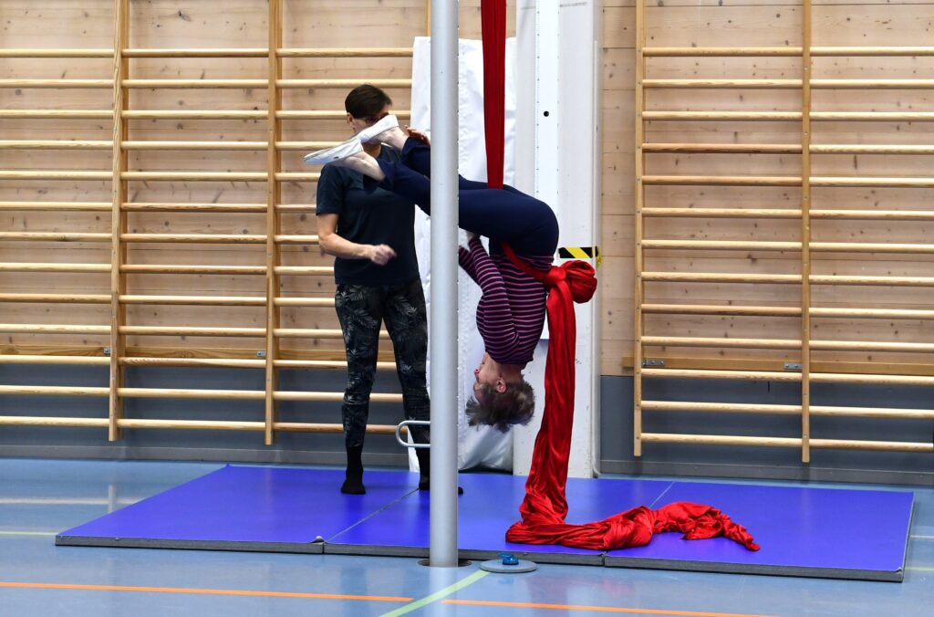 Viime vuonna tehdyt jutut palautuivat nopeasti mieleen, kun liinat ripustettiin saliin. Sirkka-Liisa Koponen vuorossa.