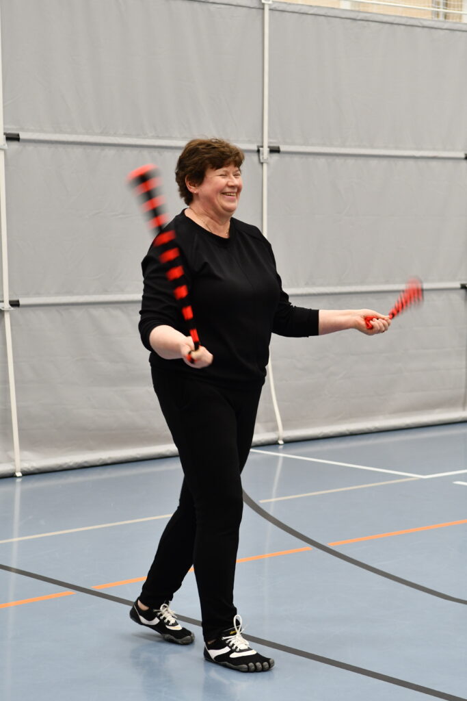 Leena Rintamäki testasi painovoimaa "sukilla" joissa on painot.