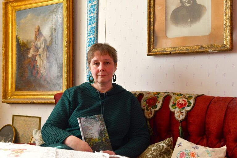 Elina Matila julkaisi esikoisrunokokoelmansa Polkuja ja juuria viime vuoden puolella. Julkaisutilaisuus järjestetään Alajärvellä 17. helmikuuta. –Omakustanne oli luonteva valinta, sillä saadakseen kustannussopimuksen täytyy melkeinpä nykyään olla jo valmis yleisö tai brändi.