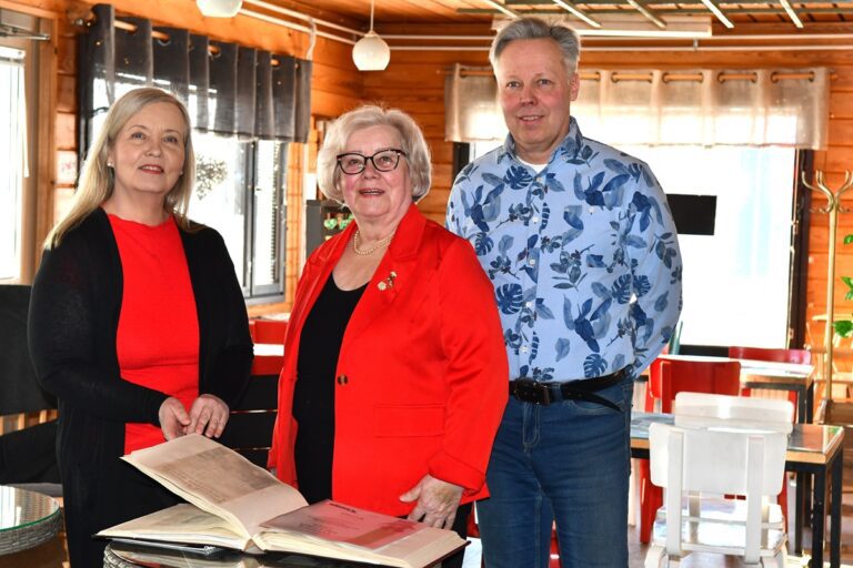 Kirsi Kalmu, Anja Rantala ja Kai Rantala selasivat Kanavan Kevarin leikekirjaa. Yksi tärkeistä muistoista on Vuoden yritys -tunnustus vuodelta 2015.