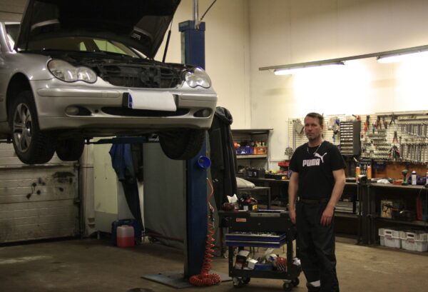 Kortesjärven uusi auto- ja konekorjaamon yrittäjä Teemu Hakala uskoo töitä riittävän. Kuva Hakalalta.