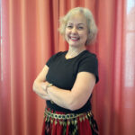 PLU:n toimistosihteeri Jaana Alho esittelee, miltä messinkisillä heloilla varustettu helavyö. Alhon yllä on lisäksi Etelä-pohjanmaan naisen puvun hame.