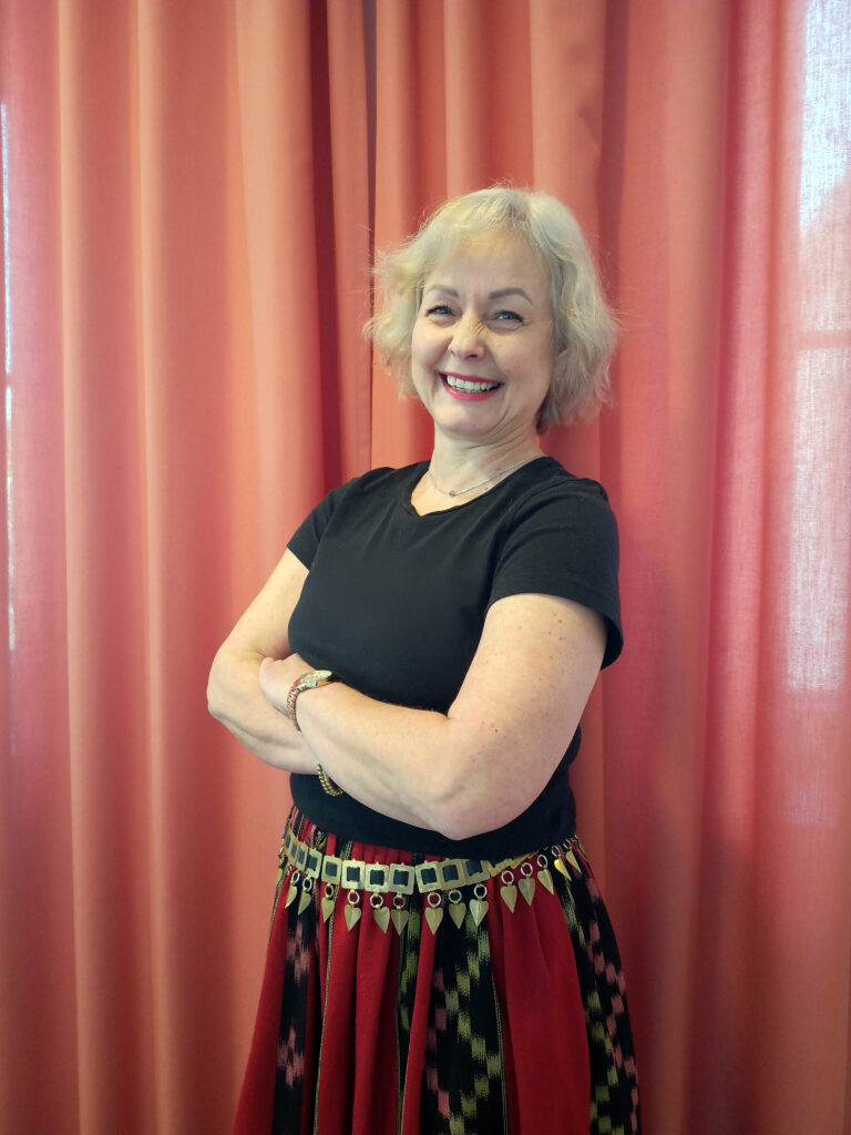 PLU:n toimistosihteeri Jaana Alho esittelee, miltä messinkisillä heloilla varustettu helavyö. Alhon yllä on lisäksi Etelä-pohjanmaan naisen puvun hame.