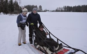 Elina ja Katriina Autio olivat tyytyväisiä tapahtumaan. –Väkeä riitti. Iia Latariia valmistautumassa ajeluun.