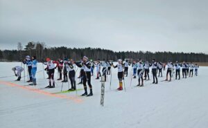 49 ajan kanssa hiihtäjää valmiina lähtöön. Kuva Johanna Kujala