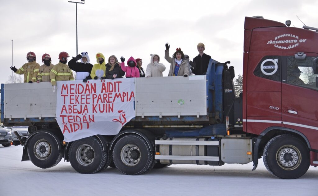 Abirekan kyljessä komeili tutun omaisella sloganilla varustettu lakana: ”Meidän äidit tekee parempia abeja, kuin teidän äidit.”