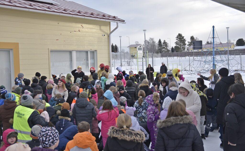 Karkit lensivät yhteiskoulun pihalla. Alakoululaisten riemuksi abeilla riitti karkkia jaettavaksi.