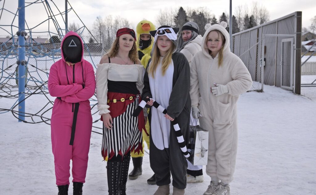 Lappajärven abiturientit Jenni Takala (vas.), Jenna Saarikoski, Helmiina Viinamäki, Aava Väkeväinen, Irina Hernesniemi ja Kerttu Kniivilä juhlivat penkkaripäivää hyvällä fiiliksellä.