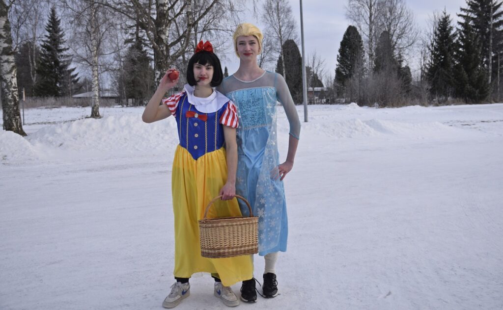 –Hyvät fiilikset on. Mukava päivä, mutta aika kylmä, toteavat Lumikki, Johannes Kujala ja Elsa, Teemu Hernesniemi.