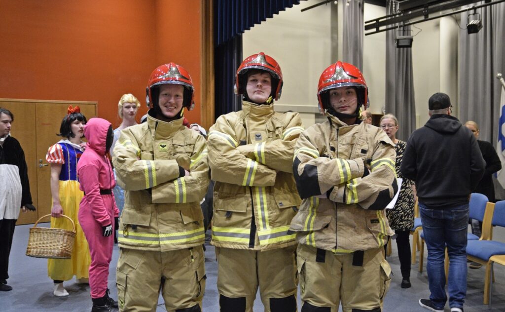 Elias Kangastien, Einari Myllyperkiön ja Miro Vieruahon penkkariasu oli nappi valinta kelin suhteen. –Ei tullut kylmä rekan kyydissä.