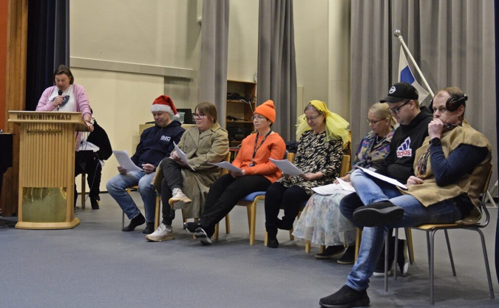 Lukion rehtori Tarja Puro juonsi Haluatko palkankorotuksen? -ohjelmanumeron. Teemapäivään asianmukaisesti pukeutuneet opettajat suoriutuivat rooleistaan erinomaisesti käsikirjoituksen ja improvisoinnin avulla.